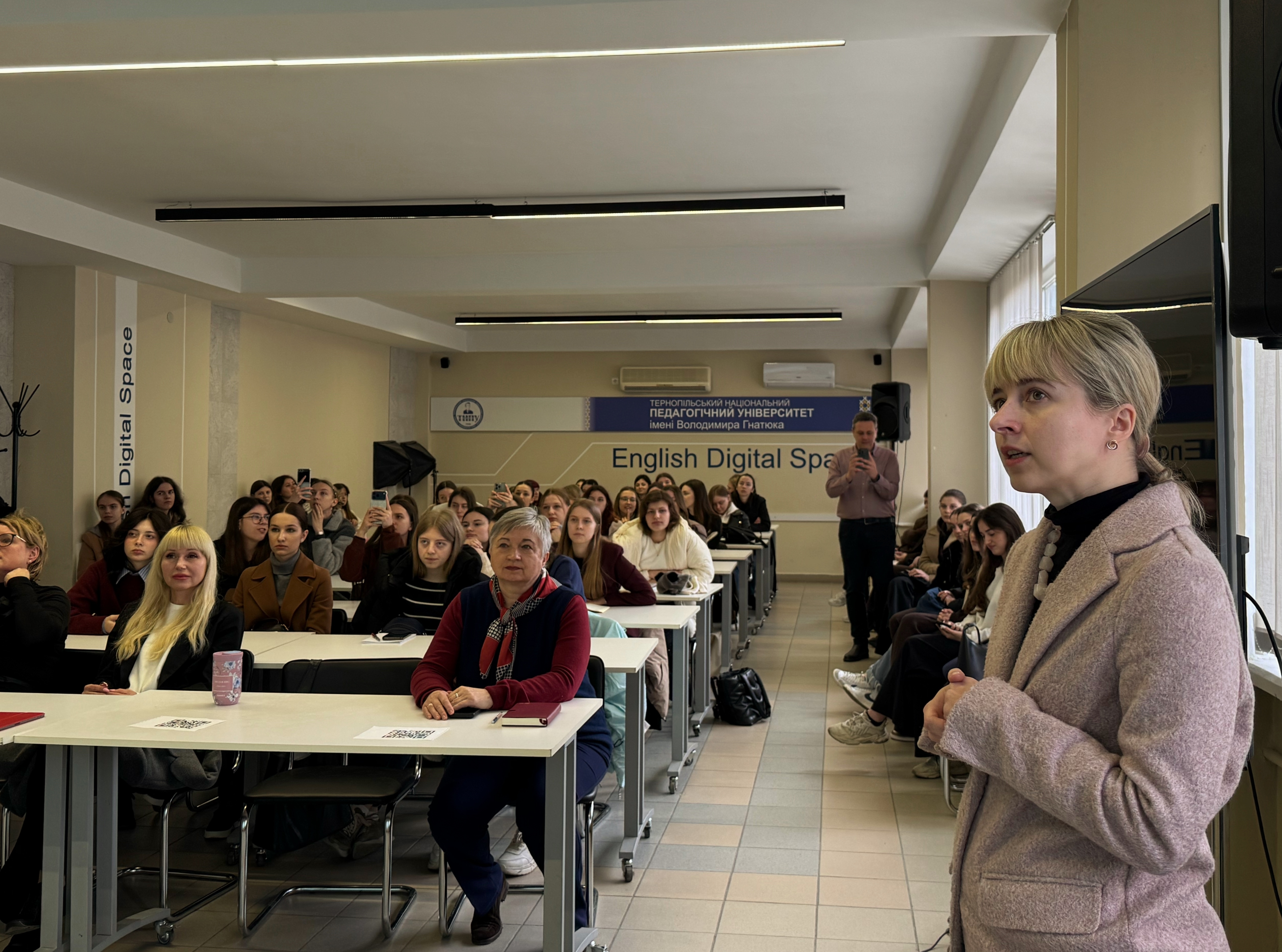 Iryna Shuliak prezentuie OP "Anhliiska mova i literatura"
